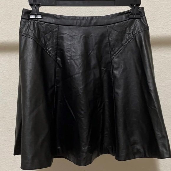 Forever 21 faux leather semi pleated skirt - Picture 1 of 3